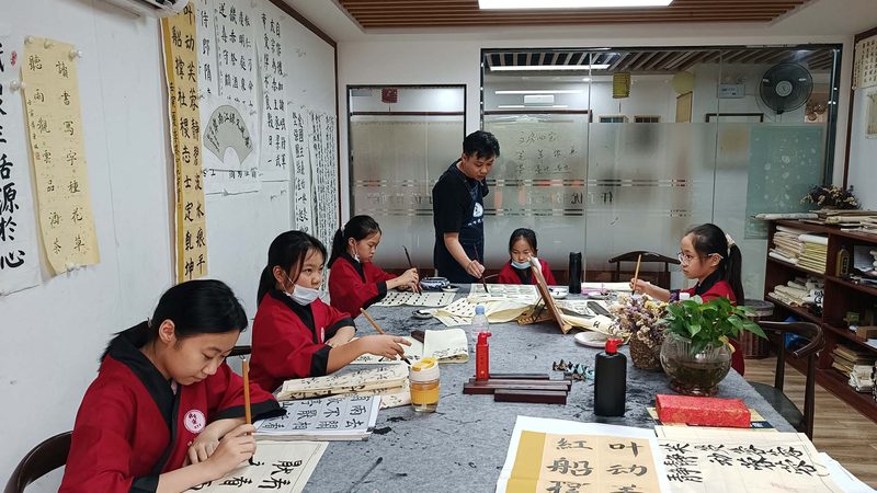 瑜伽教练培训课程通常包括以下几个方面：